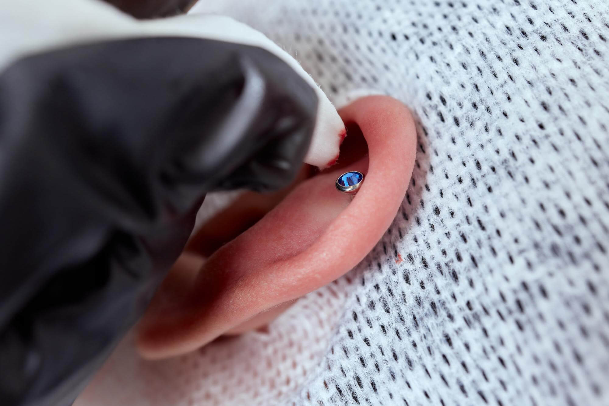 Micro-piercing discret réalisé par Atyka Body Works à Toulouse