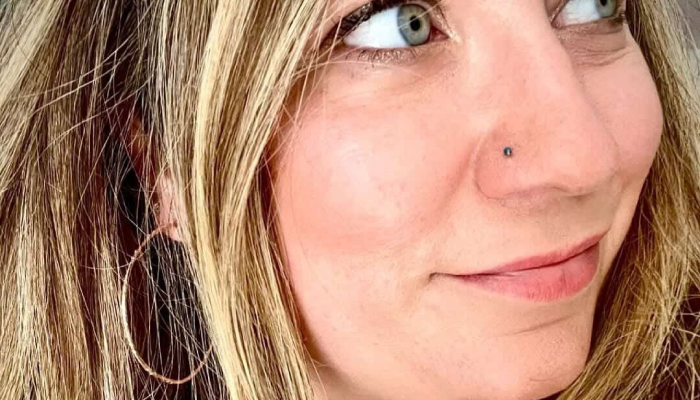Femme portant un micro-piercing discret sur le nez chez Atyka Body Works à Toulouse