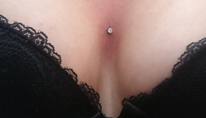 Micro-piercing discret avec bijou brillant posé au niveau du sternum chez Atyka Body Works à Toulouse