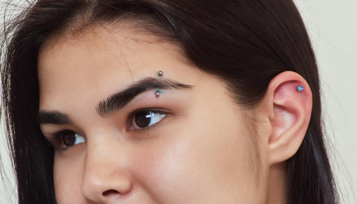 Femme portant un piercing à l’arcade
