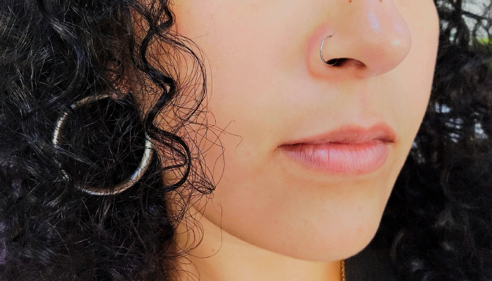 Femme portant un piercing nostril avec anneau fin