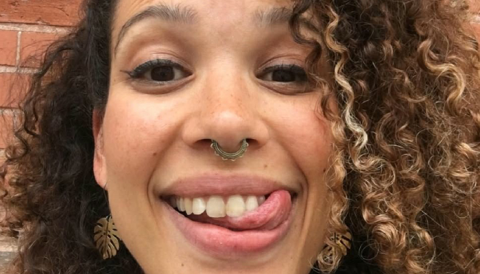 Femme portant un piercing septum avec bijou ornemental