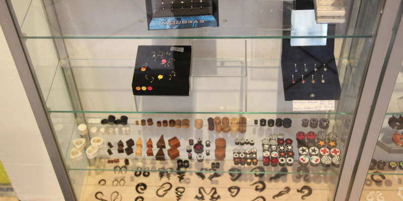 Bijoux de piercing disponibles en boutique à Toulouse Vitrine présentant un large choix de bijoux de piercing chez Atyka Body Works à Toulouse